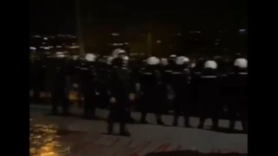 Žandarmerija potisnula studente sa ulaza RTV-a i formirala kordon (VIDEO)