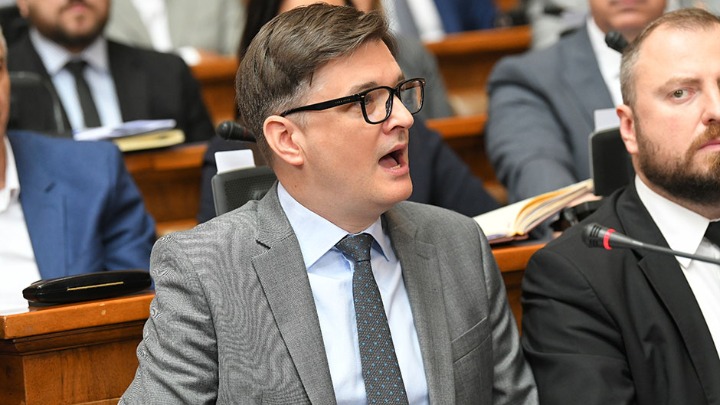 "Milenko će na ribanje": SNS-ovci se "razbežali" - nije bilo kvoruma da se usvoji zakon koji je predložila Vlada (VIDEO)