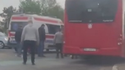 Devojka teško povređena u sudaru, ispala iz autobusa (VIDEO)