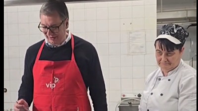 Vučić farba jaja: Nosim ih u Ćacilend, i ja sam ćaci (VIDEO)