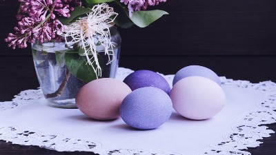 Šta znači oznaka E na boji za jaja i zašto stručnjaci ipak preporučuju prirodan način za farbanje