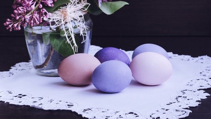 Šta znači oznaka E na boji za jaja i zašto stručnjaci ipak preporučuju prirodan način za farbanje