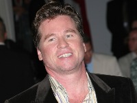 "Nećete verovati svojim očima: Val Kilmer se ‘vraća iz mrtvih’ zahvaljujući AI u JEZIVOM filmu– pogledajte prvu sliku (FOTO)