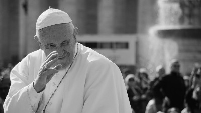 Živeo skromno, zalagao se za siromašne, vukao revolucionarne poteze: Ko je bio papa Franja?