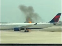 Zapalio se na pisti: Avion u plamenu, naređena evakuacija (VIDEO)