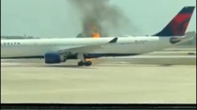 Zapalio se na pisti: Avion u plamenu, naređena evakuacija (VIDEO)