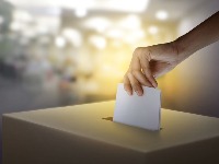 U Kuli rekordnih 1.600 posmatrača izbora, od kojih pola blisko SNS-u