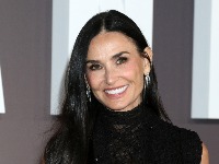 Demi Mur proslavila 63. rođendan u čipkanoj haljini: Svi misle da IZGLEDA bolje NEGO IKADA (FOTO) 