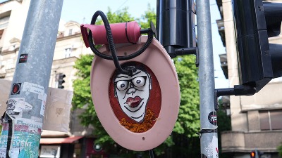 SVI PREDSEDNIKOVI LJUDI Kad okačiš oko vrata 800 grama SRBIJE od Vučića