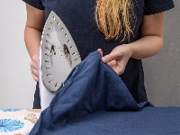 Genijalan TRIK koji za tili čas SKIDA CRNE MRLJE sa dna pegle: Treba vam samo JEDAN predmet koji svi imate kod kuće 