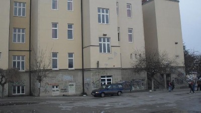 Učenik PRETUKAO školskog druga na odmoru: Udario ga u stomak, pa kolenom u glavu, a onda nastavio da ga tuče!