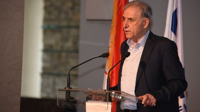 Ponoš: Vučić pokušava da se pridigne pridržavajući se za vojsku, ali je politički mrtvac