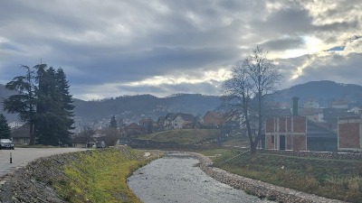 Samo 20 dana pred izbore u Kosjeriću, omiljena SNS firma dobila 650 miliona za renoviranje škole 