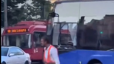 Pobesneli muškarac RAZBIO STAKLO AUTOBUSA u centru Beograda, nasrnuo na vozača i pretio prolaznicima (VIDEO)