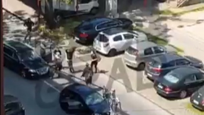 Na sred ulice se tukli motkama i razbijali automobile (VIDEO)