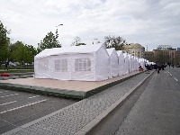 Širi se ćacilend ispred Skupštine: Stižu novi šatori