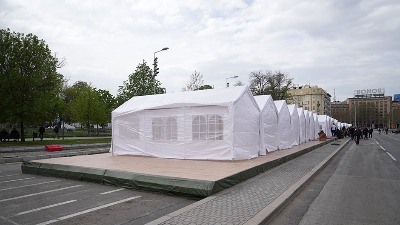 Širi se ćacilend ispred Skupštine: Stižu novi šatori