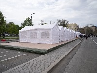 Uklonjen deo šatora Ćacilenda ispred Doma Narodne skupštine (FOTO)