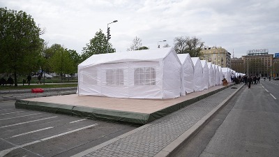 Uklonjen deo šatora Ćacilenda ispred Doma Narodne skupštine (FOTO)