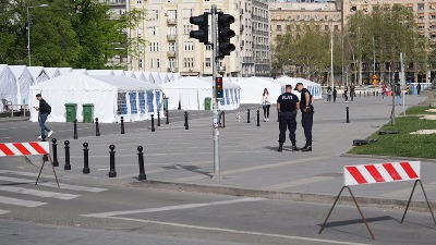 INCIDENT ispred Skuštine: Dva muškarca nasrnula na novinarku Foneta dok je snimala kako lete šatori 