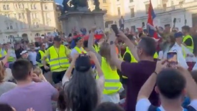 Studenti maratonci stigli u Beč: Dočekani uz suze i aplauze (VIDEO)
