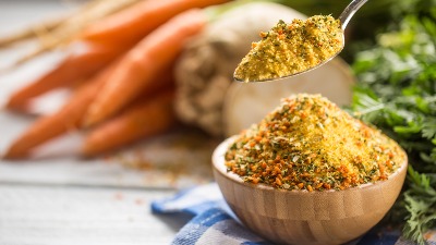 Domaća vegeta za oko 300 dinara! Recept koji će vas oduševiti 