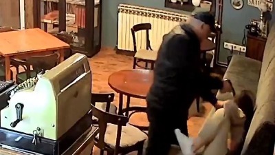 Žandarm pretukao bivšu partnerku, pa joj prislonio pištolj na glavu i pretio da će ubiti nju i dete (VIDEO)