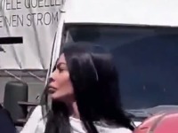 Bahata učesnica rijalitija išla automobilom na ljude, napala policajce na Novom Beogradu (VIDEO)