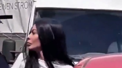 Bahata učesnica rijalitija išla automobilom na ljude, napala policajce na Novom Beogradu (VIDEO)