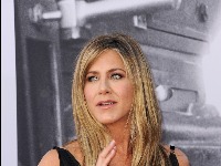 Dženifer Aniston diktira trendove: Bela majica postala NAJTRAŽENIJA (FOTO) 
