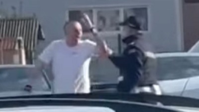 Haos u Veterniku: Advokat Gorana Vesića napao policajce (VIDEO)