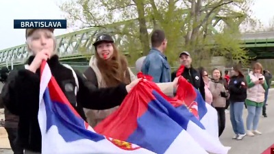 Studenti biciklisti stigli u Bratislavu: Bicikli uvis, upaljene baklje