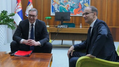 Macutu obezbeđenje ne dozvoljava da priđe Vučiću (VIDEO)