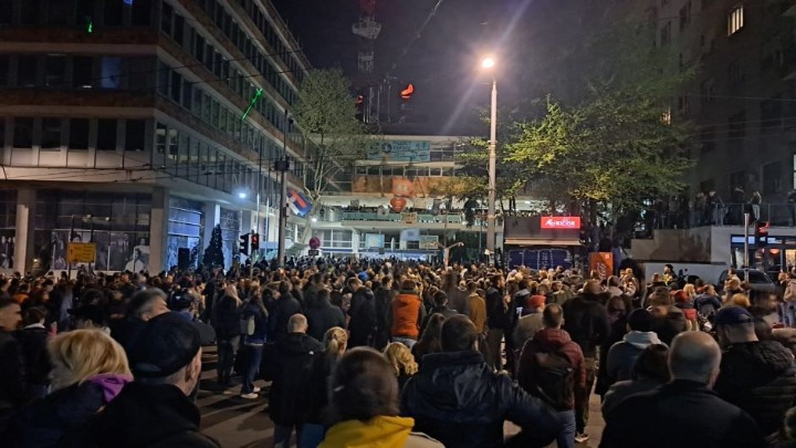 JOŠ SMO U BLOKADI: Studenti i građani poručili da „nije lepo lagati“ na protestu ispred RTS-a (FOTO, VIDEO)