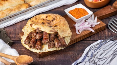 "Ćevapi se ne jedu tako": Tiktoker probao balkanske specijalitete u Splitu i ljudi ga "napali" (VIDEO)