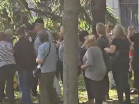 Pojavio se snimak deljenja dnevnica ćacijima za 1. maj (VIDEO)