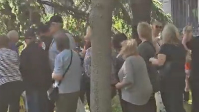 Pojavio se snimak deljenja dnevnica ćacijima za 1. maj (VIDEO)