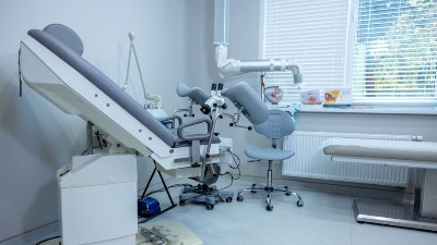 Producent i doktor mamili devojke u ginekološku ordinaciju: Uhvaćeni sa snimcima kliničke pornografije