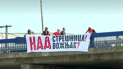 "Blokada pre pada": Nadvožnjak se OBRUŠAVA, Kragujevčani na protestu