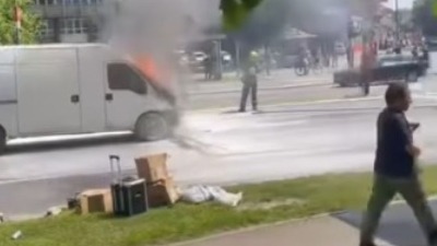Buktinja nasred ulice: Stravične scene u Novom Sadu (VIDEO)