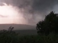 Lovac na oluje snimio TORNADO blizu Srbije (VIDEO)