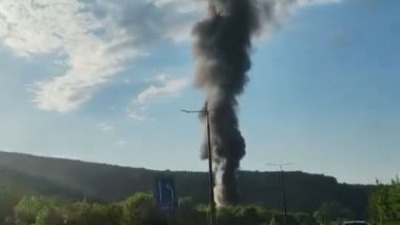Požar na Rakovačkom putu: Širi se crni oblak dima (VIDEO)