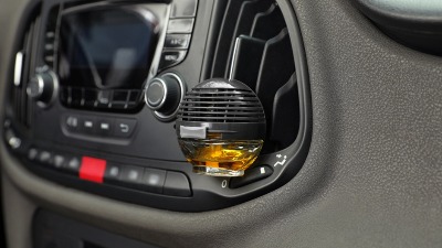 SVETOGRĐE? Osveživač za auto ZAPALIO MREŽE, a tek kako izgleda (FOTO)