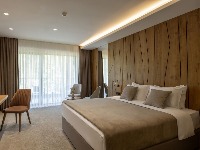 Odseo sam u HOTELU, a onda je čuo čudan ZVUK: Nije mogao da veruje šta je ispod kreveta (VIDEO) 