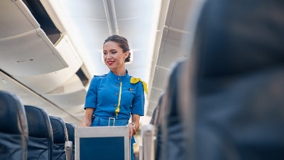 Bivša stjuardesa otkrila TAJNI KODEKS oblačenja: Ako ovo obučete, mogu da vas izbace iz aviona (VIDEO)