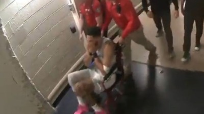 Potresne scene: Zvezda Bostona u kolicima napustila dvoranu (VIDEO)