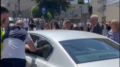 Incident tokom 16 minuta ćutanja: Automobilom na građane (VIDEO)