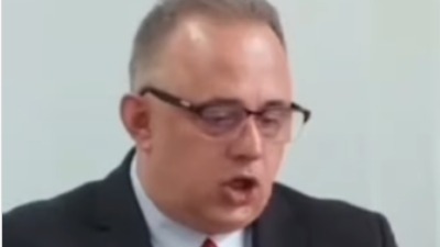 Ljudi na vlasti masovno "kidaju" engleski: Naravno, IMA DIPLOMU, "Ovo je WC1 nivo" (VIDEO)