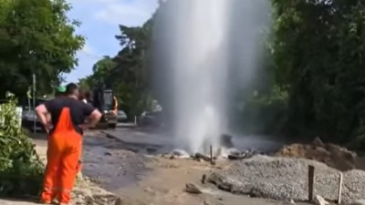 GEJZIR usred Beograda: Raspad od radova, voda ŠIKLJA (VIDEO)