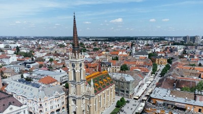 SRUŠIO SE DEO ZIDA suda u Novom Sadu (FOTO)